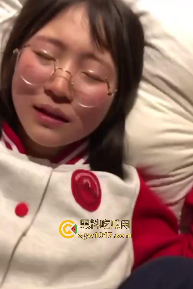 河南实验高中【付欣欣】被变态男友逼穿红灰校服,扣B痛到脸红,骑乘瞬间变脸淫叫,骚就要发泄!-1