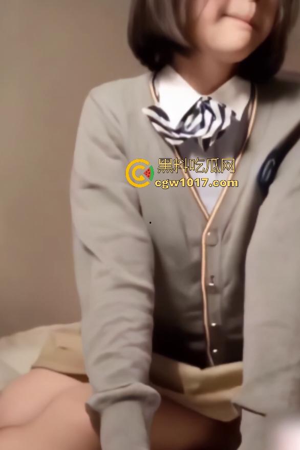 河南实验高中【付欣欣】被变态男友逼穿红灰校服,扣B痛到脸红,骑乘瞬间变脸淫叫,骚就要发泄!-5