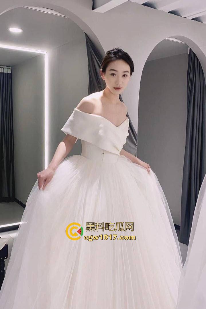 大长腿前女友天台黑丝后入被曝光！女神翘臀被操销魂浪叫，最后一秒男友竟拔屌射地上，简直暴殄天物！-1