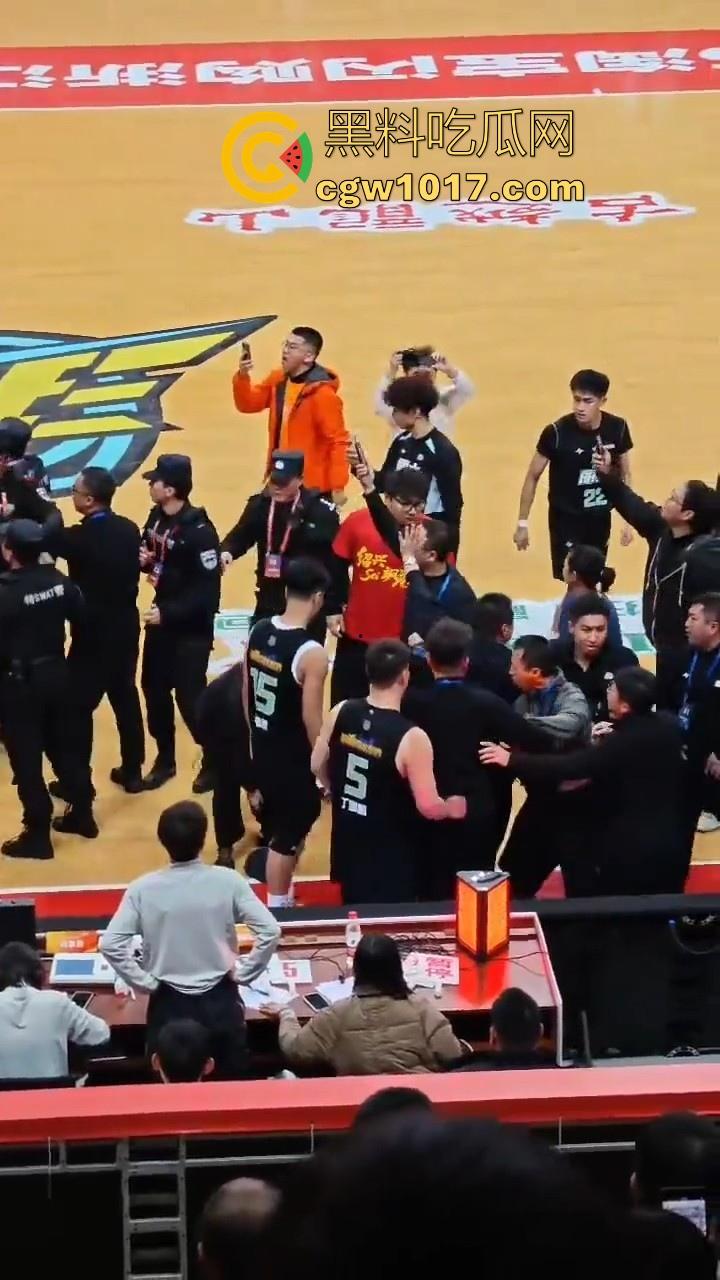 浙BA篮球联赛爆发大冲突!绍兴球队输不起,打完后还要打球员,真应了那句话,喝绍兴黄酒,打各地朋友!-5