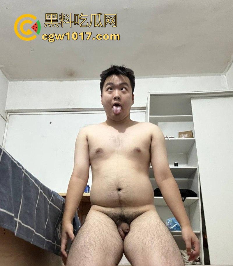 湖北大学知行学院屎王【邓俊帆】调教视频曝光!全身裸漏露茎,尿液浇头跪地吃屎,这下彻底出名了呀!-11