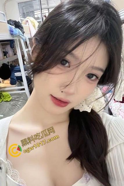 半夜闯入嫩艳小姨子房,不穿内裤赤裸诱惑,舌尖轻吻肉穴深处,脚踩鸡巴丝袜磨,饥渴肉体大胆索求!-3