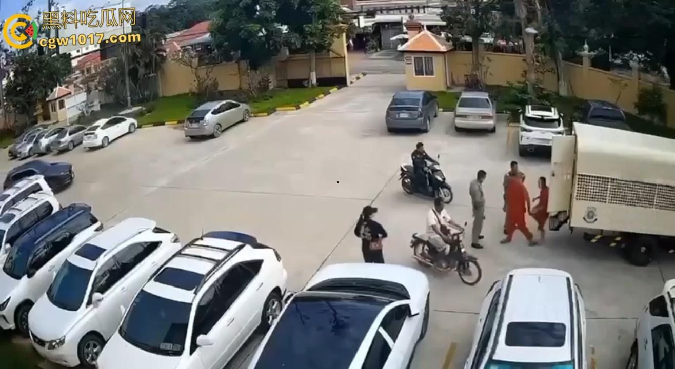 柬埔寨劫法场,黑衣大嫂一人一枪为爱冲锋,递枪救走6名同伴,现在每个大哥心中都有一个越南大嫂梦 !-1