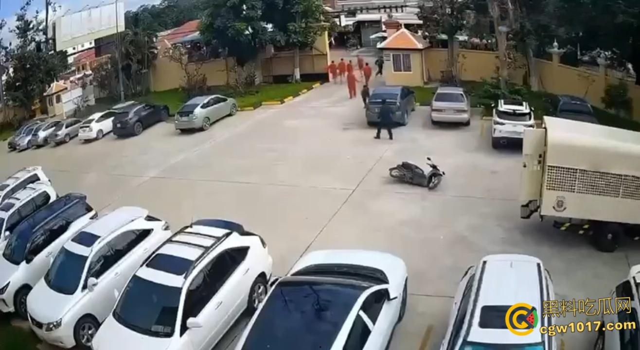 柬埔寨劫法场,黑衣大嫂一人一枪为爱冲锋,递枪救走6名同伴,现在每个大哥心中都有一个越南大嫂梦 !-2