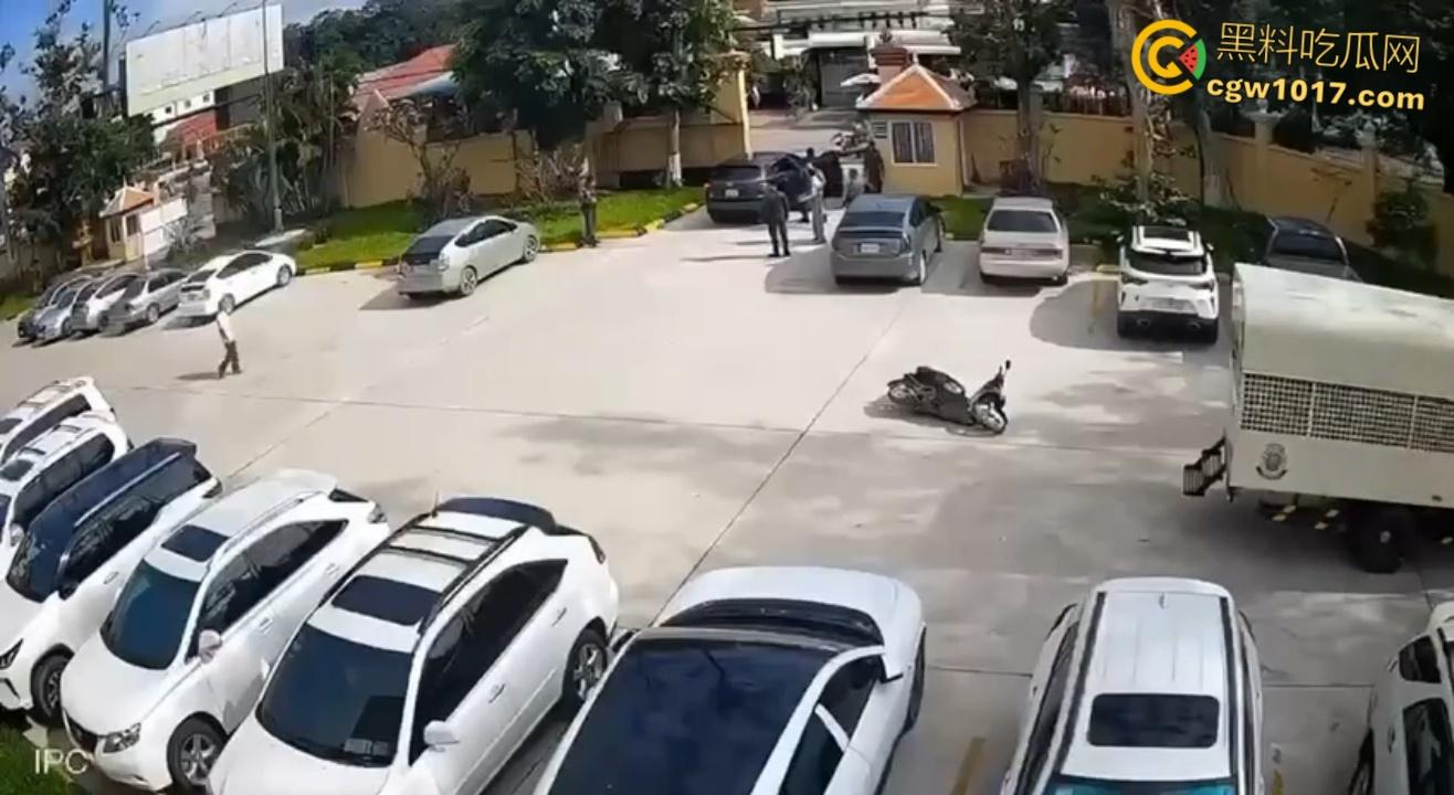 柬埔寨劫法场，黑衣大嫂一人一枪为爱冲锋，递枪救走6名同伴，现在每个大哥心中都有一个越南大嫂梦 ！-3