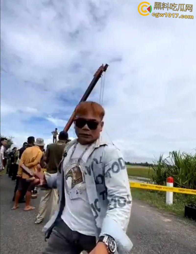 柬埔寨劫法场,黑衣大嫂一人一枪为爱冲锋,递枪救走6名同伴,现在每个大哥心中都有一个越南大嫂梦 !-6