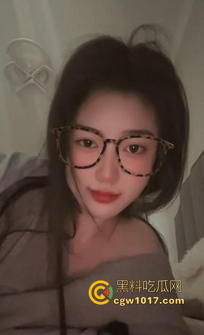 湖南湘潭大学油画系系花【王悦馨】扶腰后入爆操,紧致蜜穴夹裹肉棒顶到花心,被男友操的吐舌爽翻白眼!-1