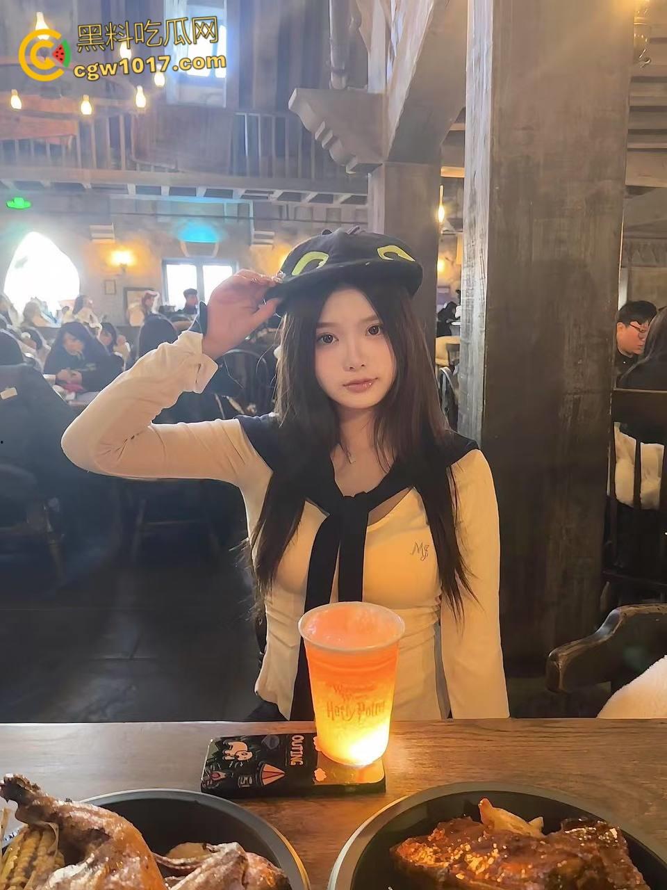 巨乳女儿终于放假了,穿着性感吊带求擦,摸两下就淫水泛滥,蹭蹭不进去还发脾气,被女儿疯狂骑乘缴械内射 !-2