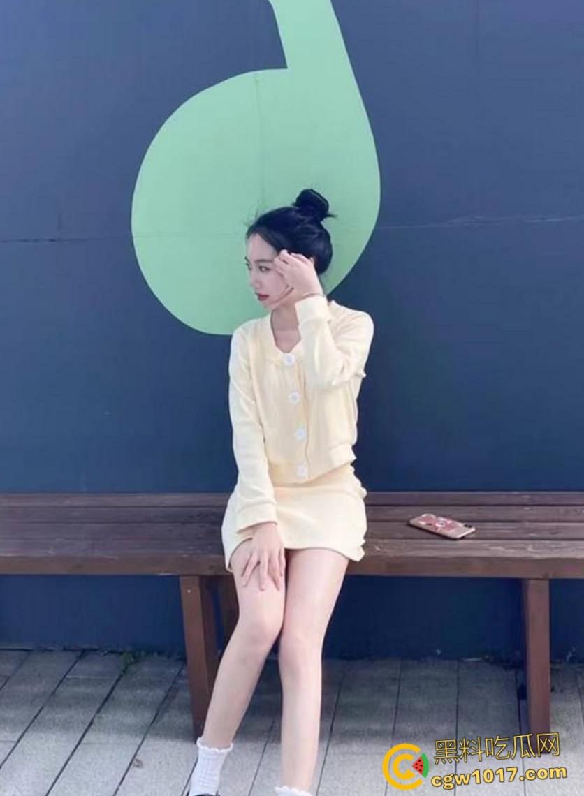 江苏盐城刚毕业幼师【明羽佳】,实习下班主动开房约男友做爱,足交对白超有意思,穿着粉色JK口交被颜射一脸 !-4