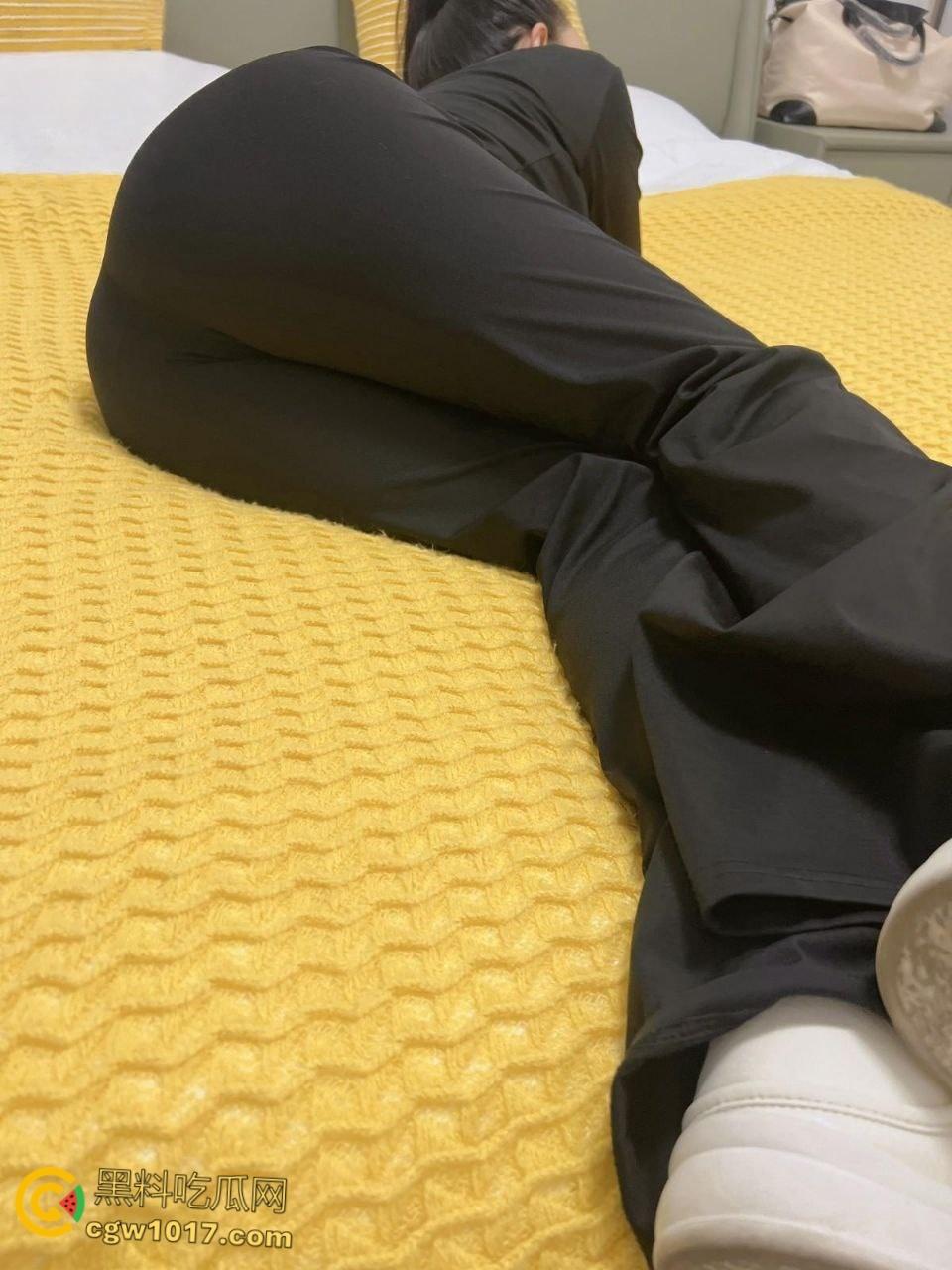 童颜巨乳的表妹来我家做客,刚喝完水就拉着我去开房,大奶子大屁股真是绝了,疯狂骑乘全射在巨乳上面 !-4