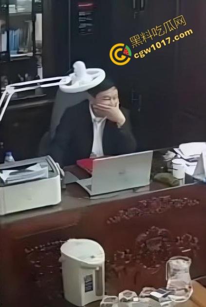 越南宁平海后校领导办公室淫乱大揭秘：校长与众美女狂野博弈！性爱视频曝光，校园内春光无限，道德沦丧！-3