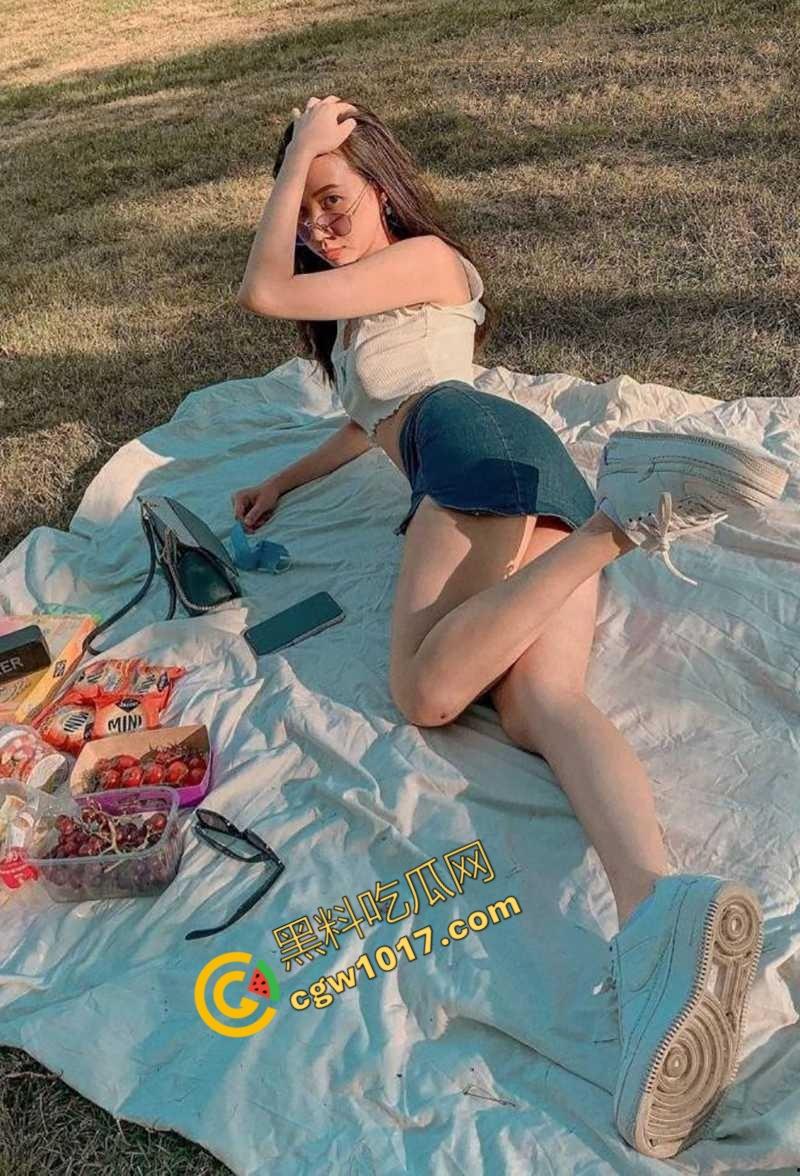 北京金融白领【韩雨婷】偷情视频爆光:日常贤妻夜间荡妇,办公室与领导交欢,深喉跪舔无下限,淫贱至极!-3