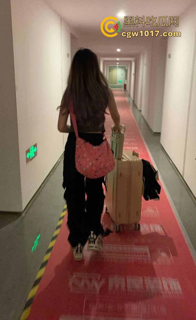 网恋奔现邂逅吞精小妖精【江奕恩】从线上甜蜜到线下开战一步步调教，穿吊带黑丝戴项圈，各种姿势玩到高潮迭起！-3