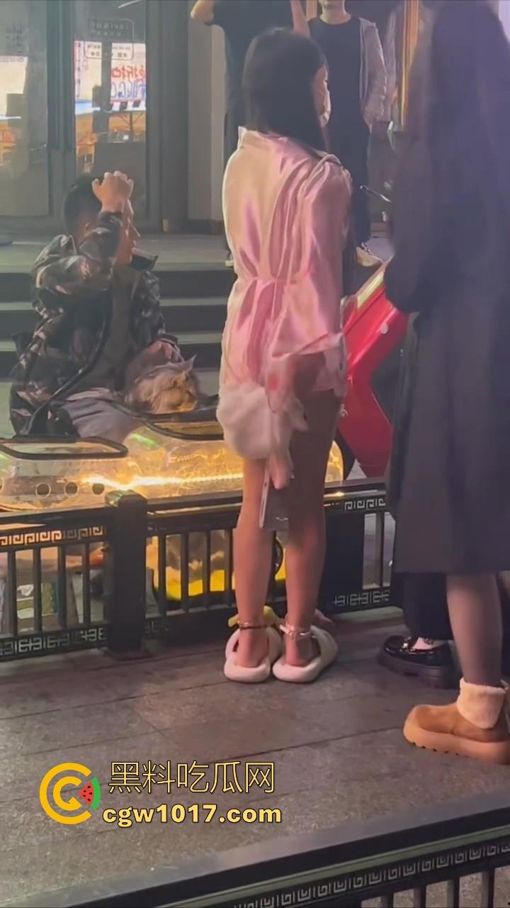 街头偶遇骚逼母狗执行主人的户外任务!齐逼短裙配透明小尾巴内裤,街头大胆露出,小骚逼玩刺激的是吧!-5