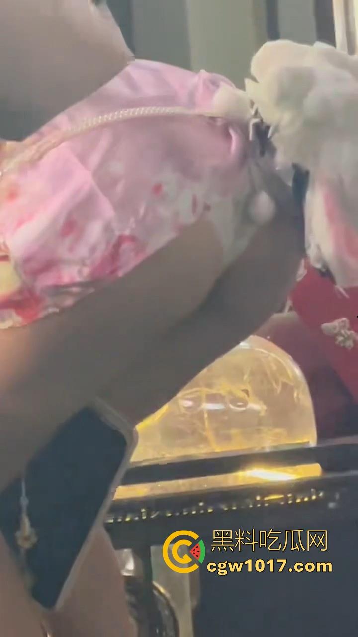 街头偶遇骚逼母狗执行主人的户外任务!齐逼短裙配透明小尾巴内裤,街头大胆露出,小骚逼玩刺激的是吧!-7