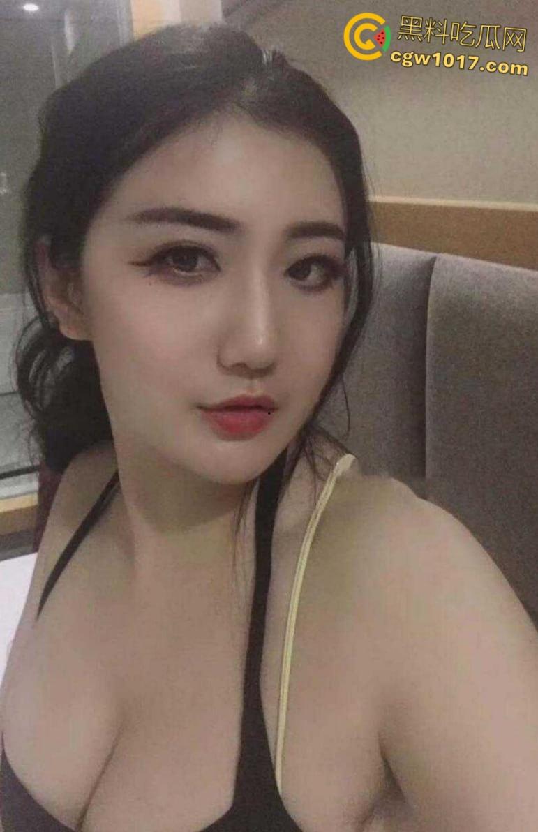 成都会计少妇【王敏洁】，反差眼镜婊下班玩露出打野战，巨乳翘臀穿着包臀裙，在会议室给上司口交 ！-1