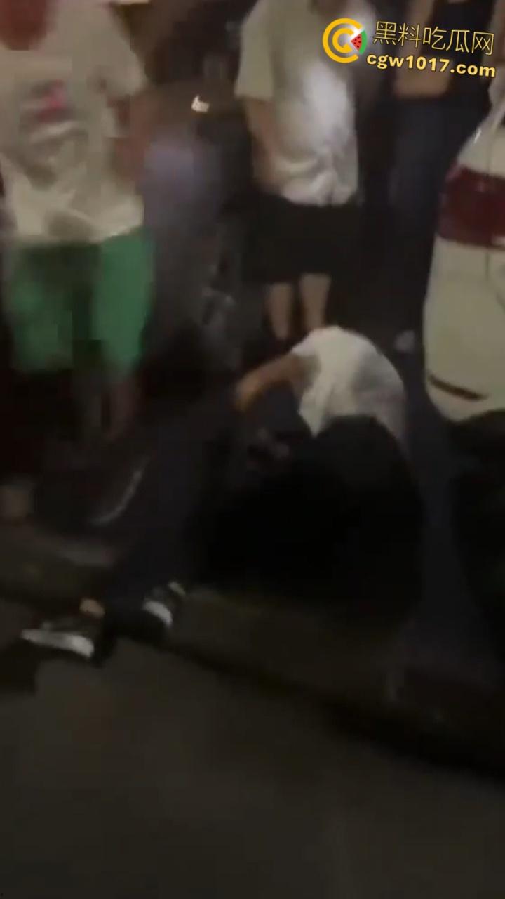 大快人心!眉山市变态每天给小妹妹转二十块钱,时机成熟约小妹妹到线下,被女孩爸爸发现后围堵爆揍!-7