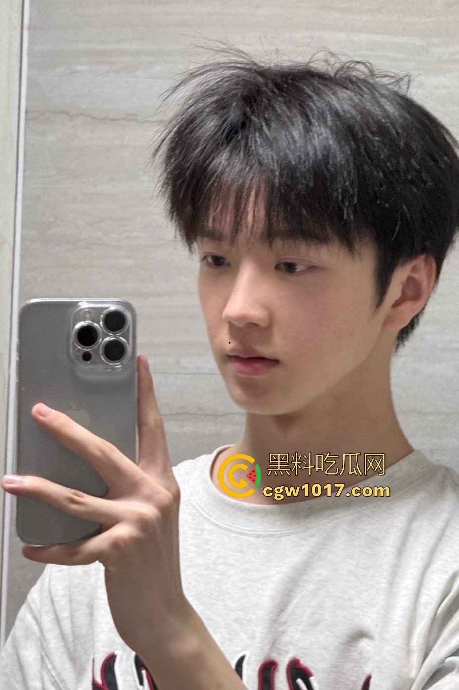 精神小伙睡兄弟对象抓奸现场挨打！偷情女友竟还用剪刀威胁男友，兄弟们气不过直接打小三嘴角出血！-1