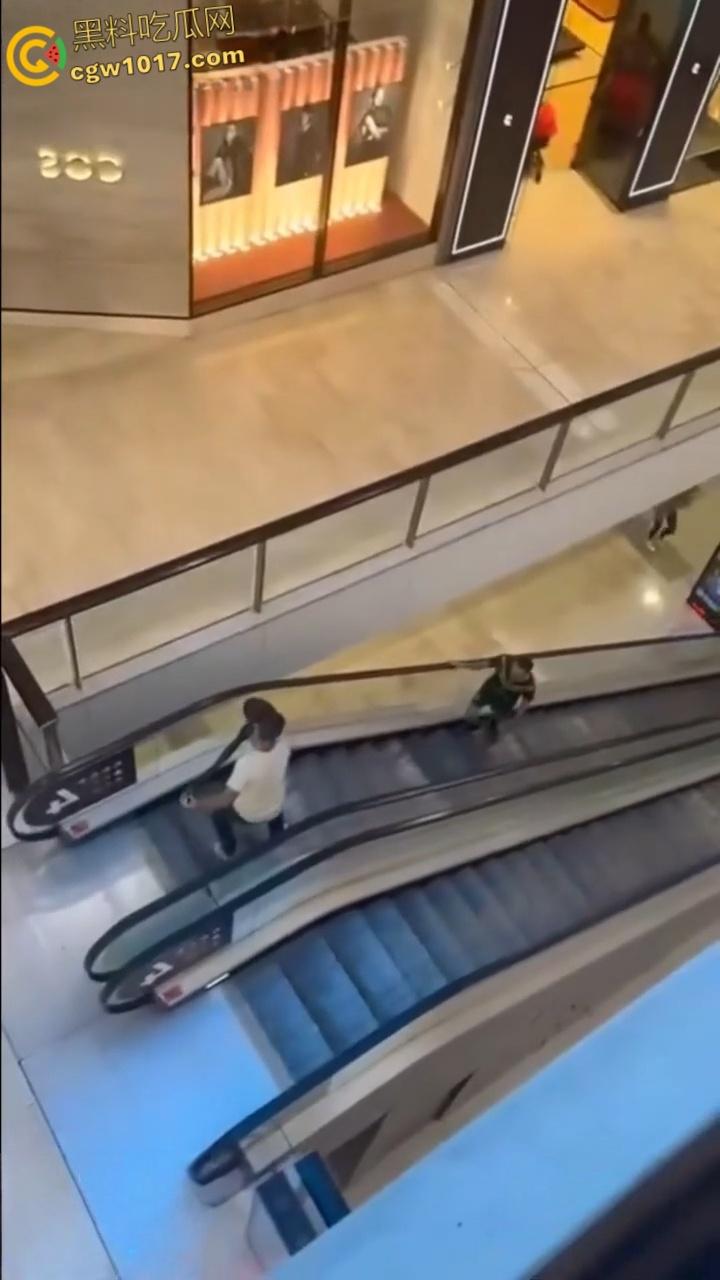 澳大利亚悉尼购物广场,发生无差别持刀砍人事件,网传现场30多人被刺,商场都是尸体多人死亡 !-1