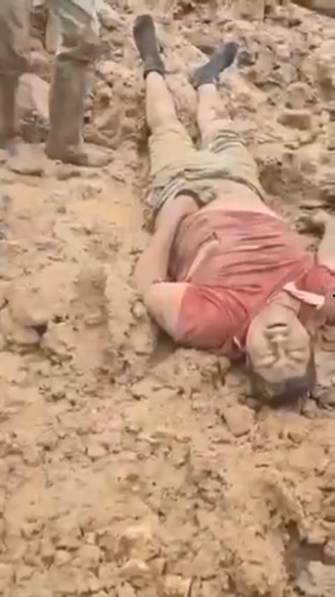 惊天摄魄!非洲刚果铜矿场坍塌惨剧:80人惨被活埋葬身矿场,挖掘机疯狂清尸,尸骨遍野!-6