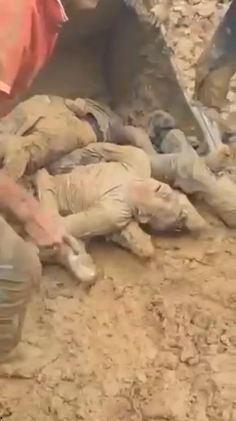 惊天摄魄!非洲刚果铜矿场坍塌惨剧:80人惨被活埋葬身矿场,挖掘机疯狂清尸,尸骨遍野!-4