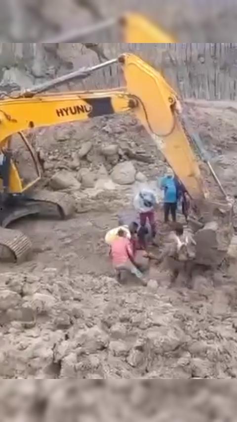 惊天摄魄!非洲刚果铜矿场坍塌惨剧:80人惨被活埋葬身矿场,挖掘机疯狂清尸,尸骨遍野!-8