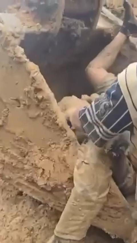 惊天摄魄!非洲刚果铜矿场坍塌惨剧:80人惨被活埋葬身矿场,挖掘机疯狂清尸,尸骨遍野!-7