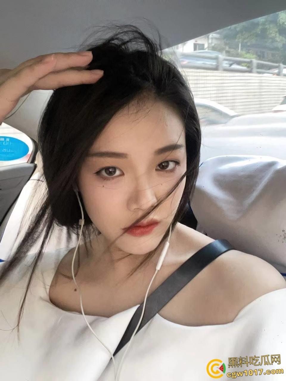 看着沙发上的性感姐姐,撕烂姐姐的丝袜猛吸嫩穴,还把鸡扒强行塞入她的嘴,极品翘臀打桩感十足 !-1