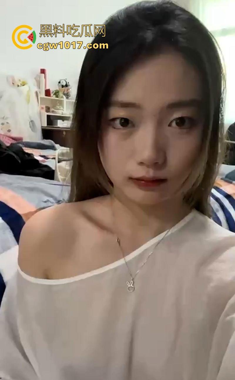 广西大学清纯大一女大【叶雯雯】可爱学妹露脸自慰，私下无比风骚，粉嫩小穴被男友爆操到合不拢！-4