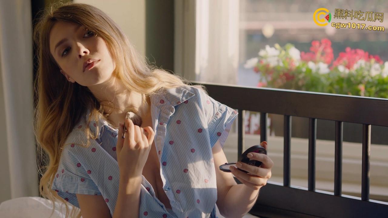 乌克兰女神【Mila Azul】，在柔和的晨光里露胸挑逗，化妆笔自慰唯美十足，优雅与性感的完美结合！-5