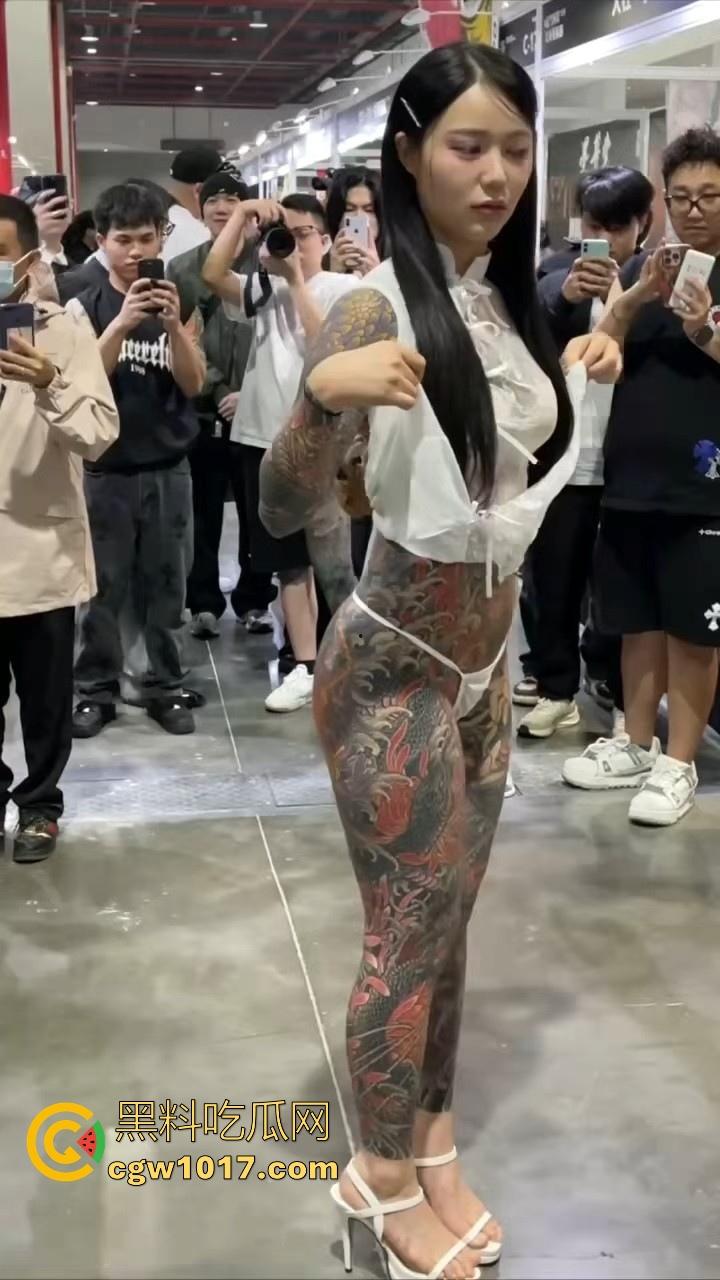 好女孩全覆盖 ?全身纹满阴唇边也是,人体活招牌,看着就有感觉的符文战士,她真的想给我们看全部!-1