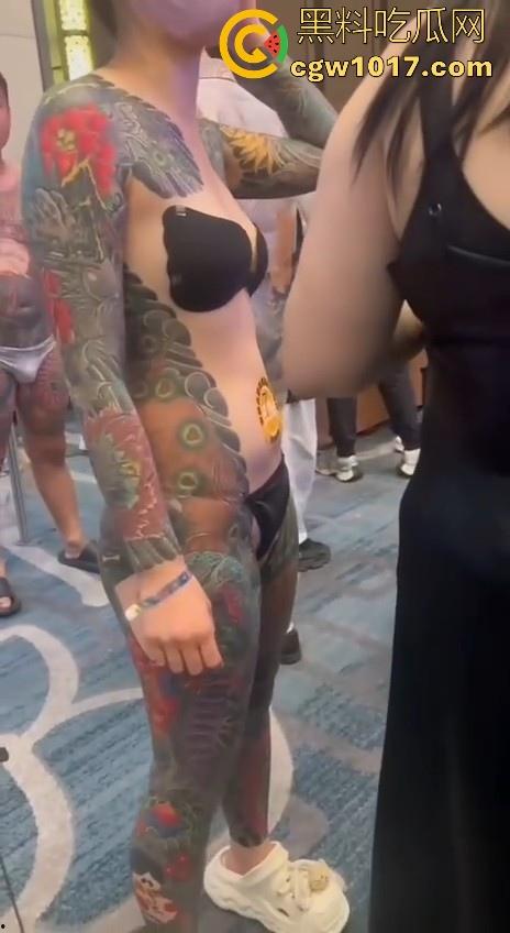 好女孩全覆盖 ?全身纹满阴唇边也是,人体活招牌,看着就有感觉的符文战士,她真的想给我们看全部!-8