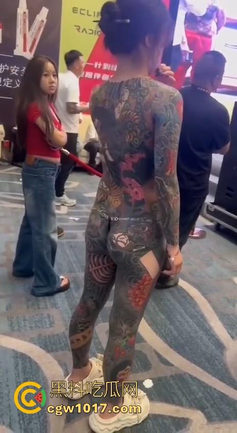 好女孩全覆盖 ?全身纹满阴唇边也是,人体活招牌,看着就有感觉的符文战士,她真的想给我们看全部!-9