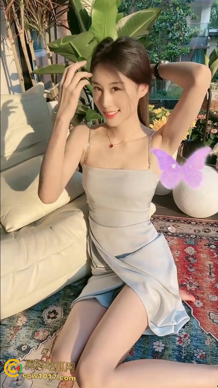 抖音裸舞主播【月月】，宿舍大跳诱人裸舞，青涩马尾少女劈腿摇臀，吊带滑落乳尖颤栗挺立，反差拉满！-2