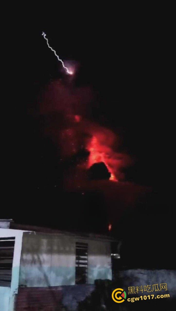 印度北苏拉威西省拉翁火山爆发,天空乌云密布电闪雷鸣,岩浆喷涌浓烟滚滚,警戒级别升至最高 !-2