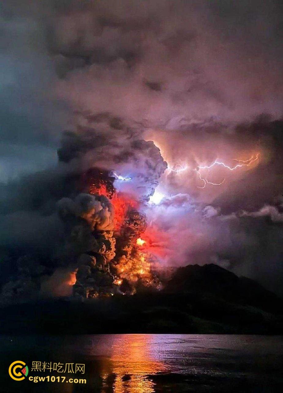 印度北苏拉威西省拉翁火山爆发,天空乌云密布电闪雷鸣,岩浆喷涌浓烟滚滚,警戒级别升至最高 !-3
