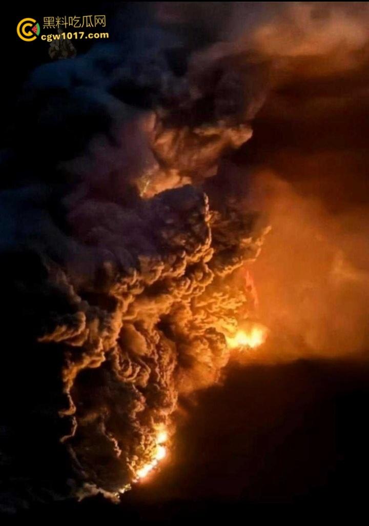 印度北苏拉威西省拉翁火山爆发,天空乌云密布电闪雷鸣,岩浆喷涌浓烟滚滚,警戒级别升至最高 !-5