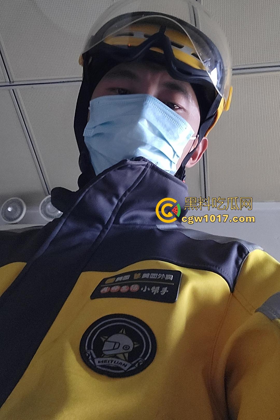 杭州师范大学【贾彩霞】点外卖,看小哥裤裆鼓包直接拉进门在镜前做爱,多次约炮,表情管理很到位!-1