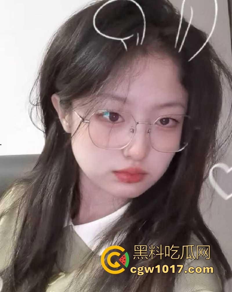 武汉师范学院反差母狗【李慧】每日自慰淫照献主人，哀求主人临幸露脸撅臀挨操，十个眼镜久个骚，还有一个特别骚！-4