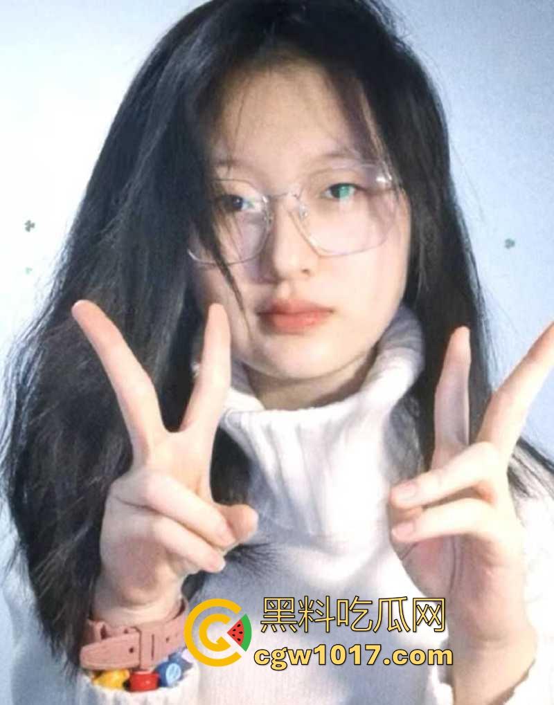 武汉师范学院反差母狗【李慧】每日自慰淫照献主人，哀求主人临幸露脸撅臀挨操，十个眼镜久个骚，还有一个特别骚！-6