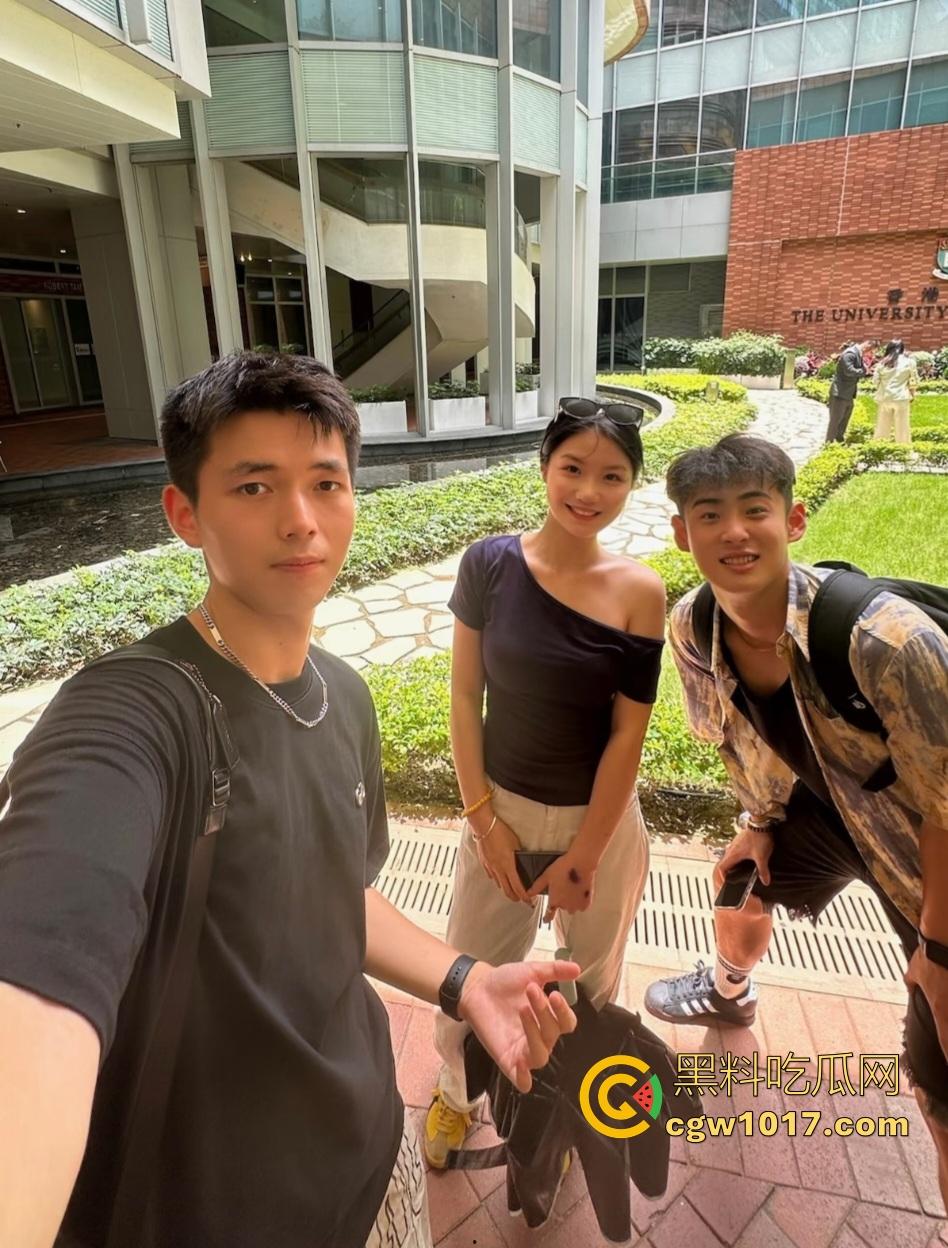 淫妻出轨单男大肉棒,绿帽老公秒变M竟帮单男口交,老婆黑丝换肉丝老公继续操,我看是这老公想出轨吧?-1