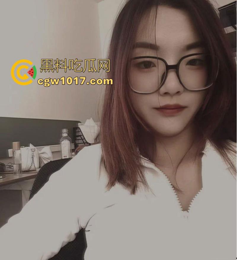 广州电商白领【魏文然】婚内出轨,良家少妇性瘾极强 ,露脸被暴操爽到浪叫震天,从职场精英到私下放荡!-4