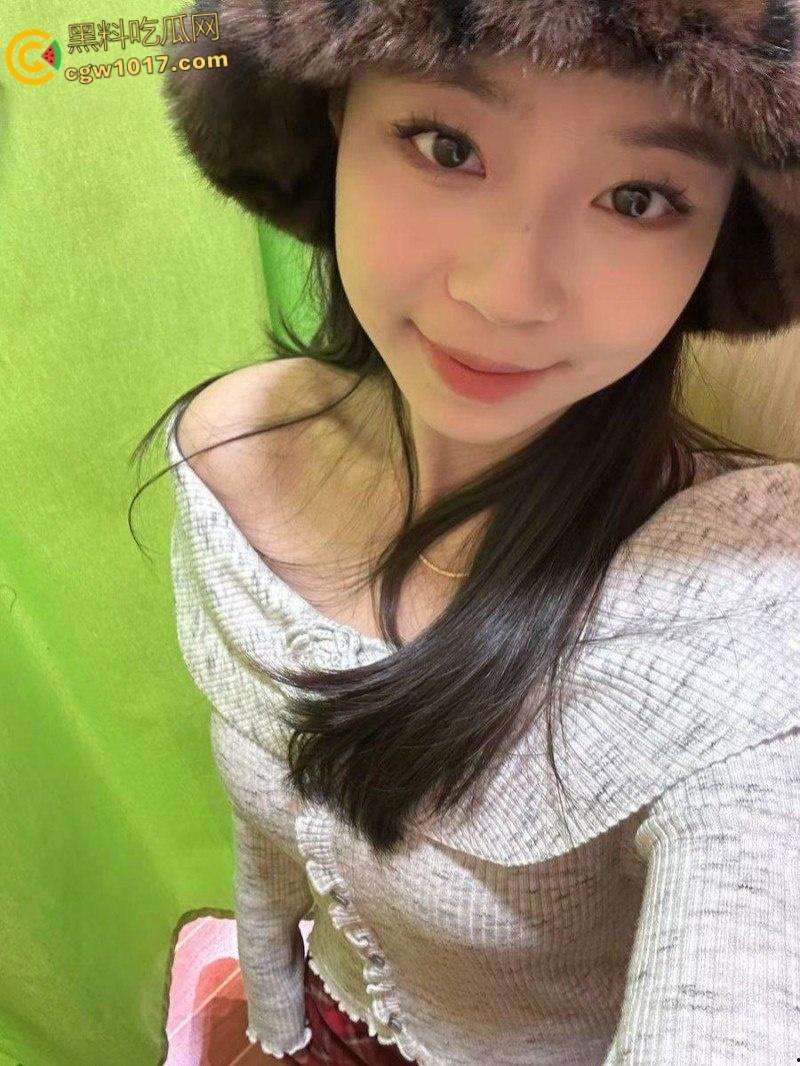 北京城市学院护士【刘源】，偷情裸照遭绿帽男友曝光，户外大胆牵鸡巴散步，情趣肚兜女上疯狂摇摇车！-4