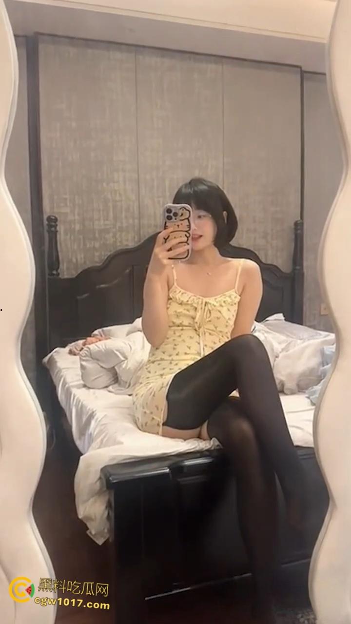 纯欲短发嫩妹【王胜利】,微密圈上演丝袜美腿诱惑,清纯脸庞配上反差动作,简直是人间极品!-3