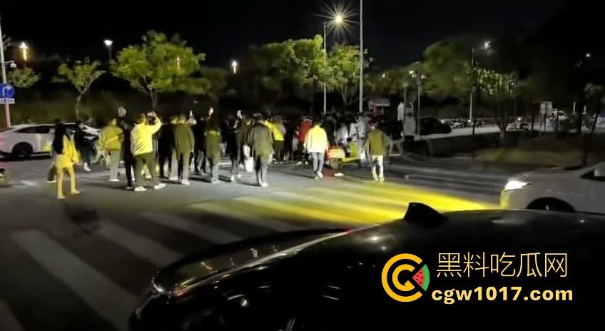 广东潮汕精神小妹街头火拼!多人围殴两人,扯头脚踢肚子跟下体,打得有来有回,好看精神小妹打架观赏性就很足!-5