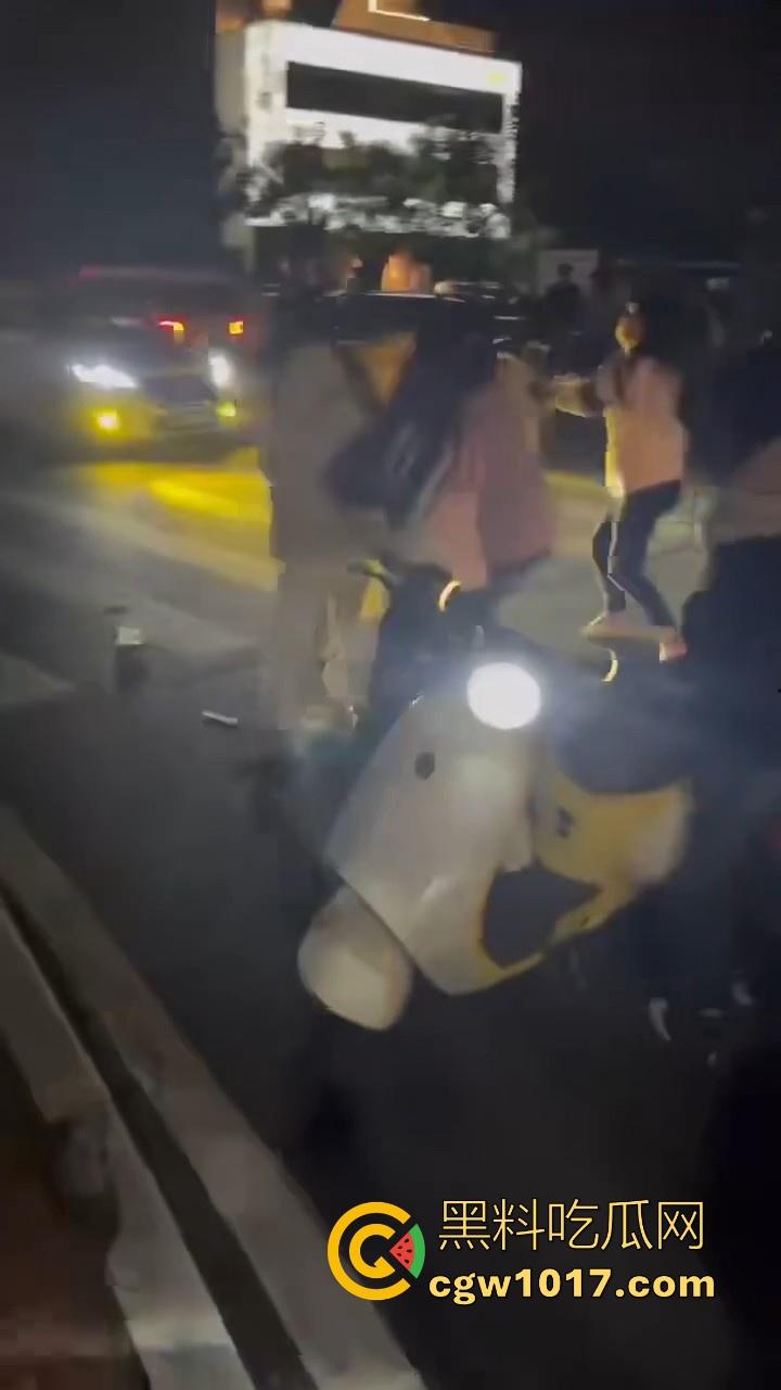 广东潮汕精神小妹街头火拼!多人围殴两人,扯头脚踢肚子跟下体,打得有来有回,好看精神小妹打架观赏性就很足!-7