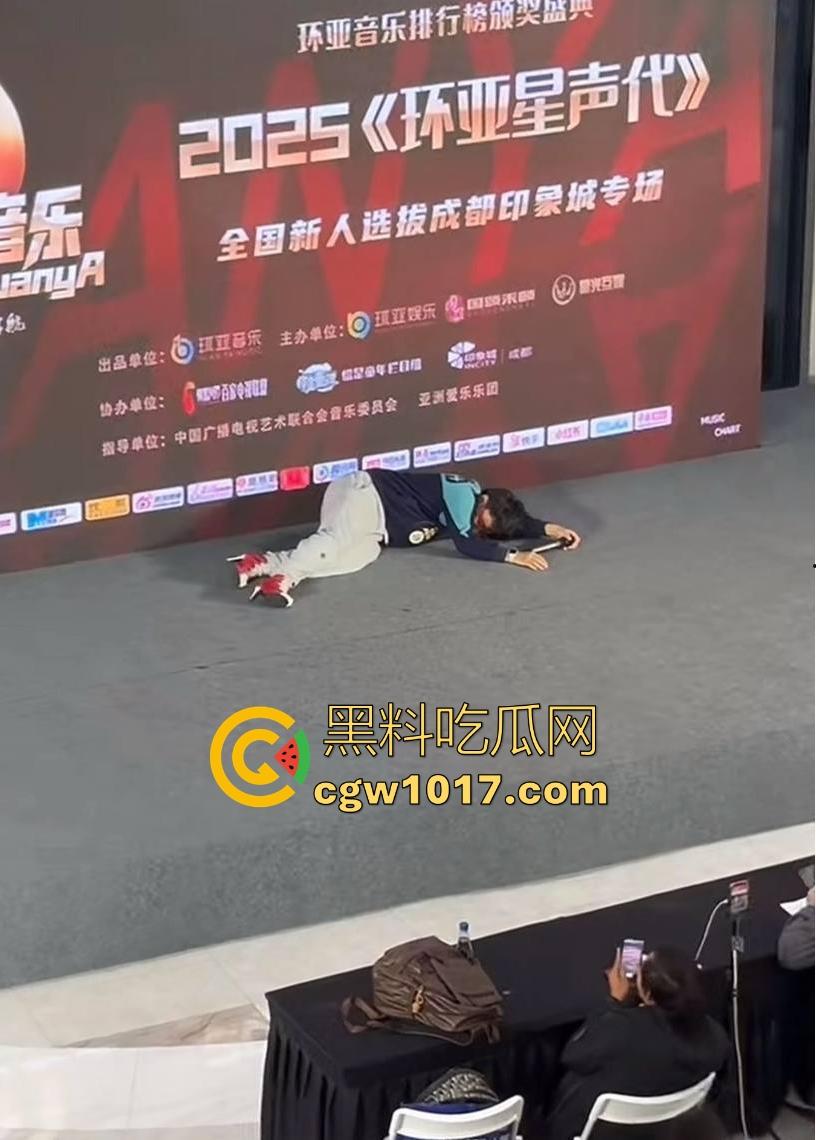 选秀节目再现神人，环亚星声代成都赛区，猛男身穿高跟给你带来【想你的夜】，又是那个挨千刀的把他伤得那么重！-10