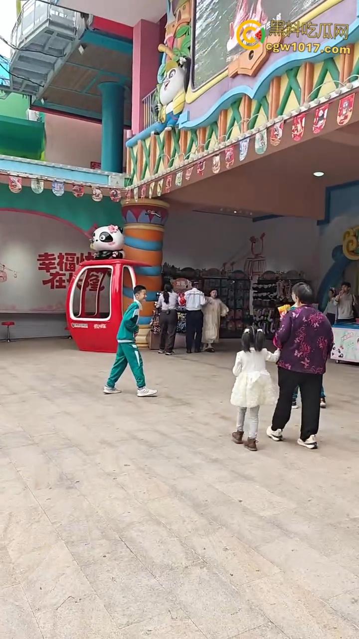 广州长隆野生动物园,长裙美女为狗大闹,不听劝阻当街闹事,怒砸玩具车扔路人,最终被安保人员请出 !-5