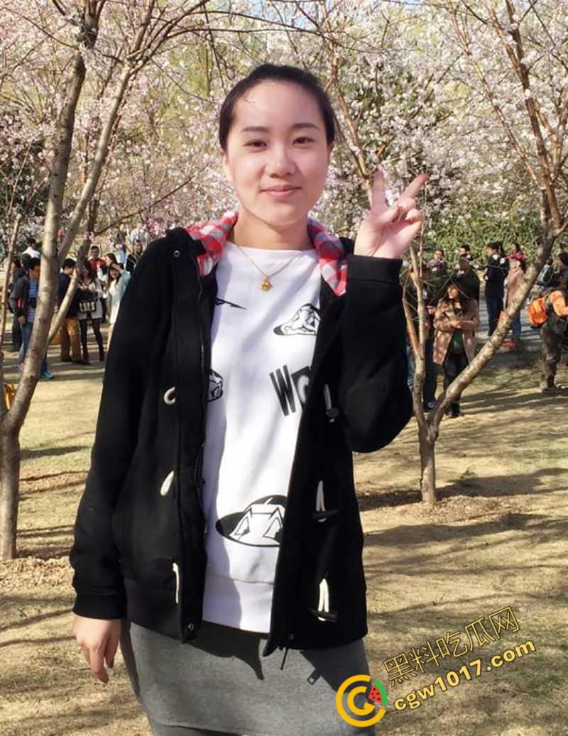 震撼!: 美艳人妻【刘珊】的淫荡云盘大揭秘：奶子弹跳嫩穴淫水直流，裸操同框引群众围观狂欢！-1