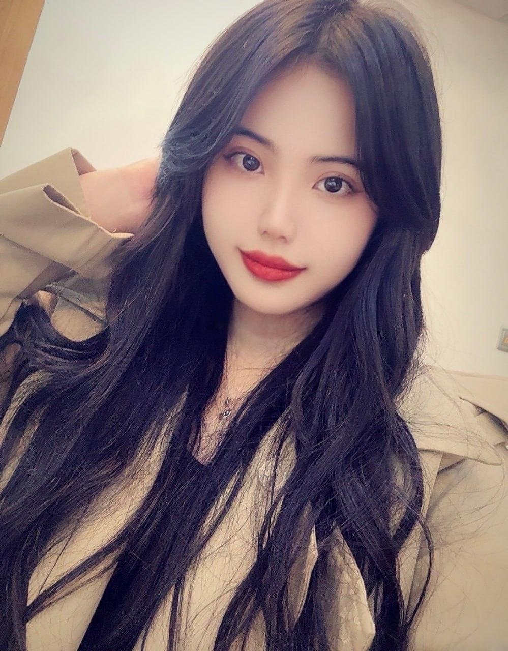 广西清纯嫩妹【何少雪】，为帮渣男还赌债签下裸贷，站立撒尿掰逼自慰，不料被骗输光跑路，被债主怒爆私拍！-1